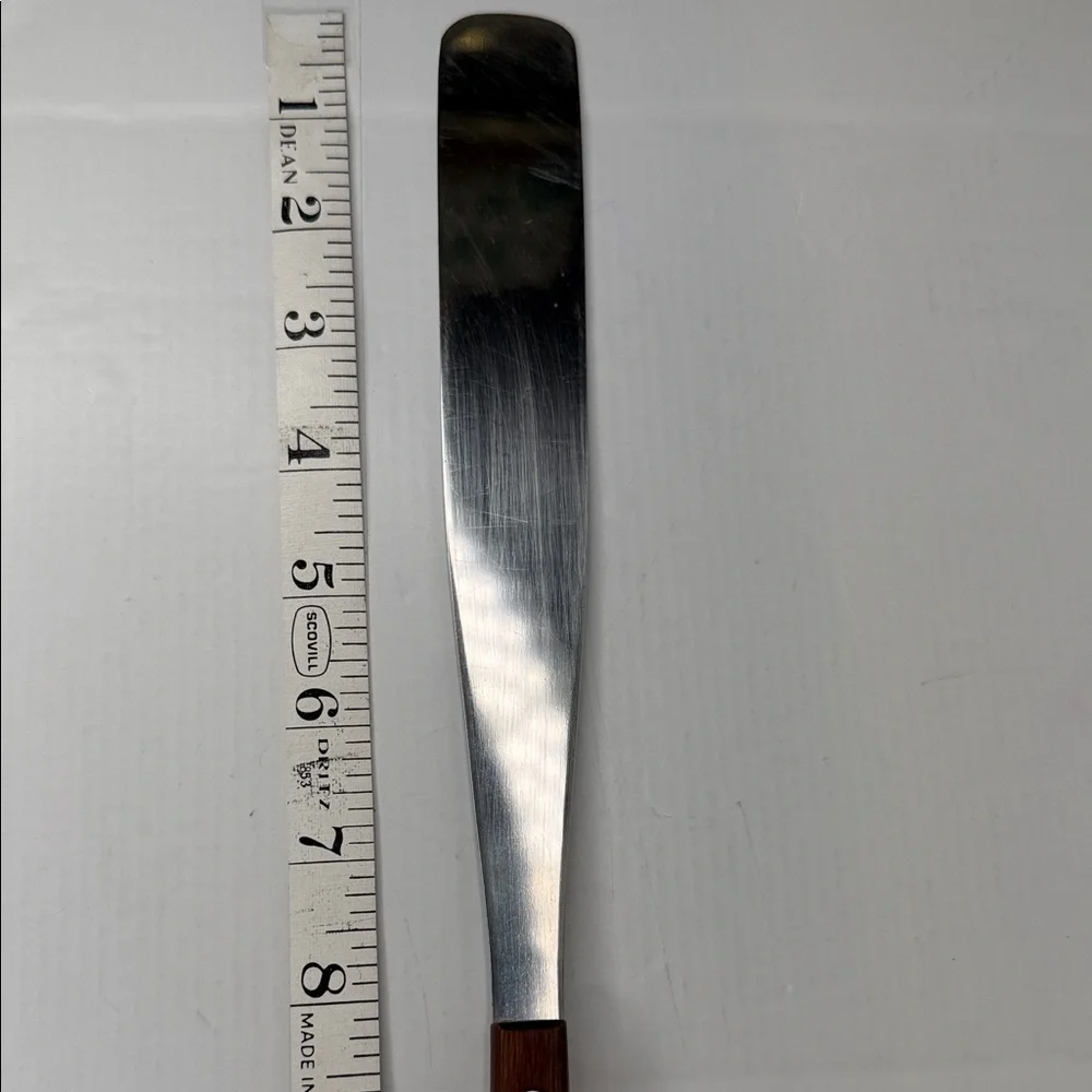 Source Unknown sleek spatula
